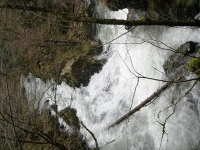 2013-04-14: La fin de la section spécial "kamikazes" , portage pour nous!  Faire gaffe en plus du coude, en réception il y aurait peut-être une dalle et juste en dessous un goulet qui rappel.